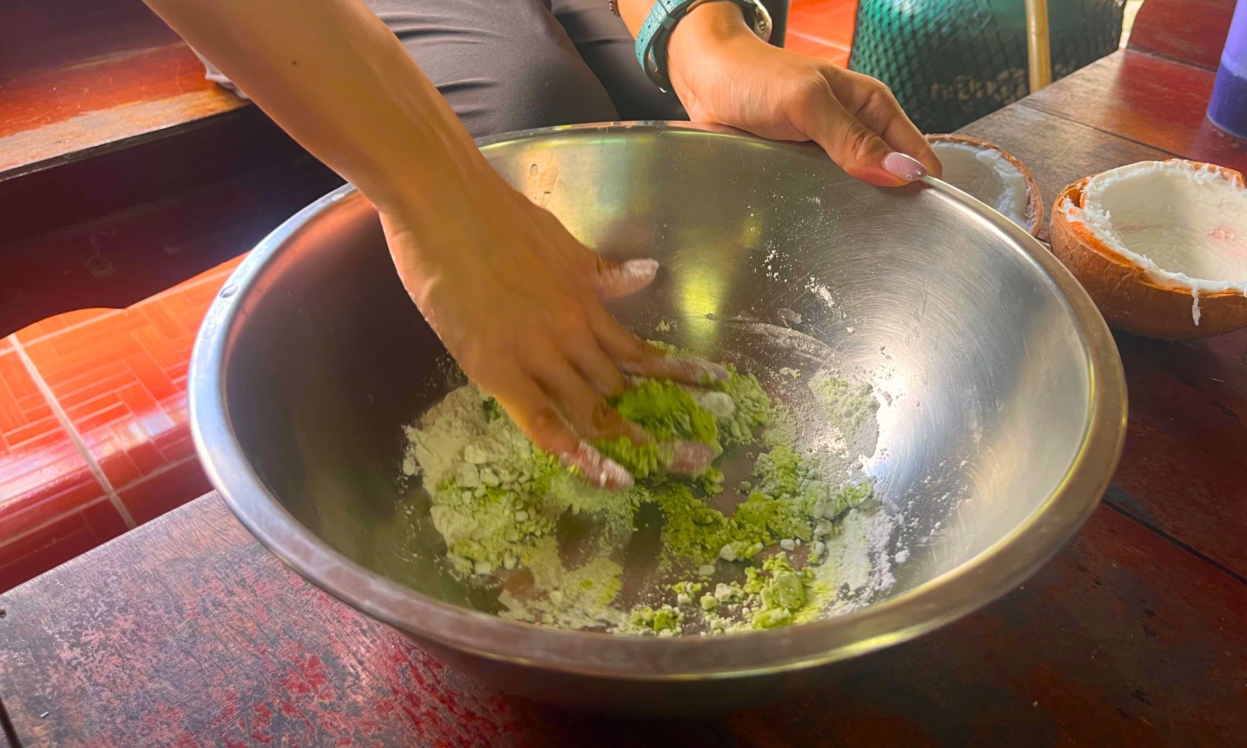 もち米粉にバタフライピーやパンダンリーフで色付けしたお水を加えて、モチモチ生地作り♪